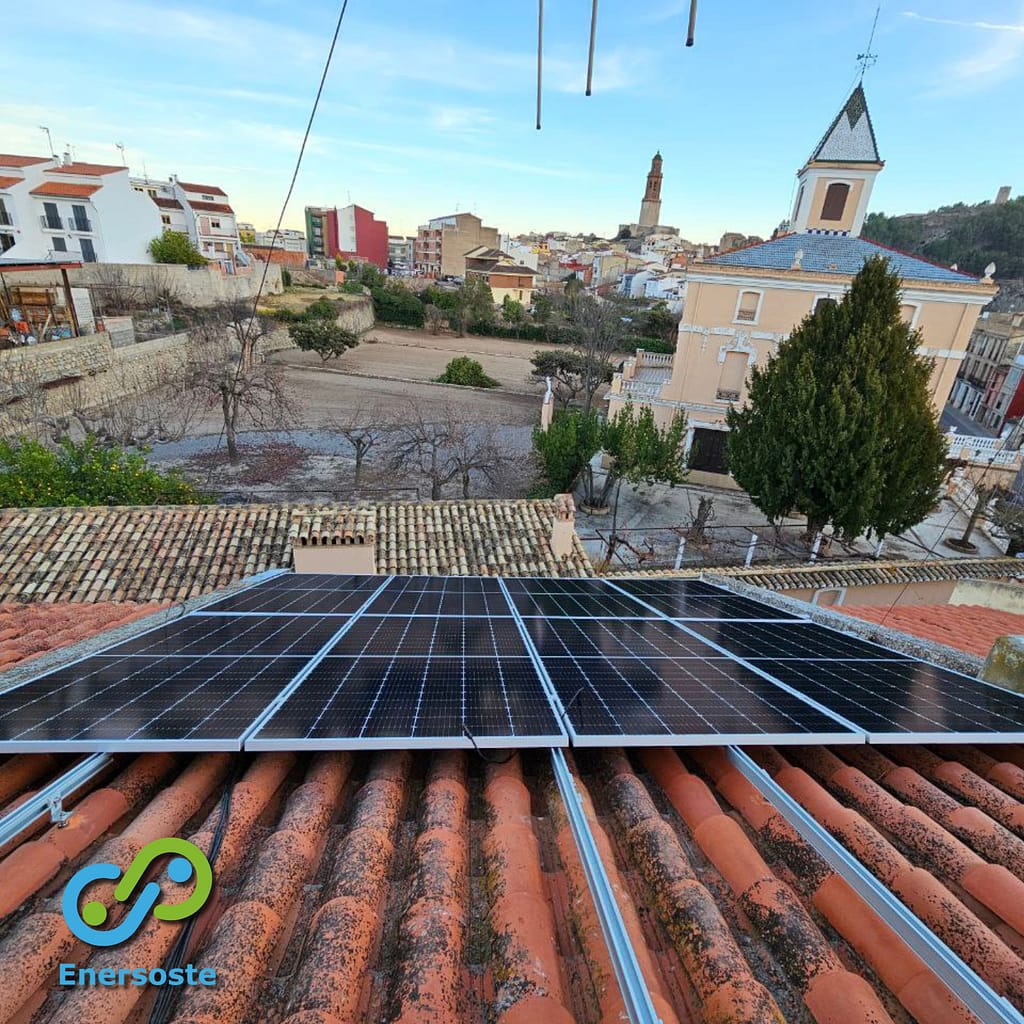 Instalación fotovoltaica Coplanar en Jérica con la torre de fondo