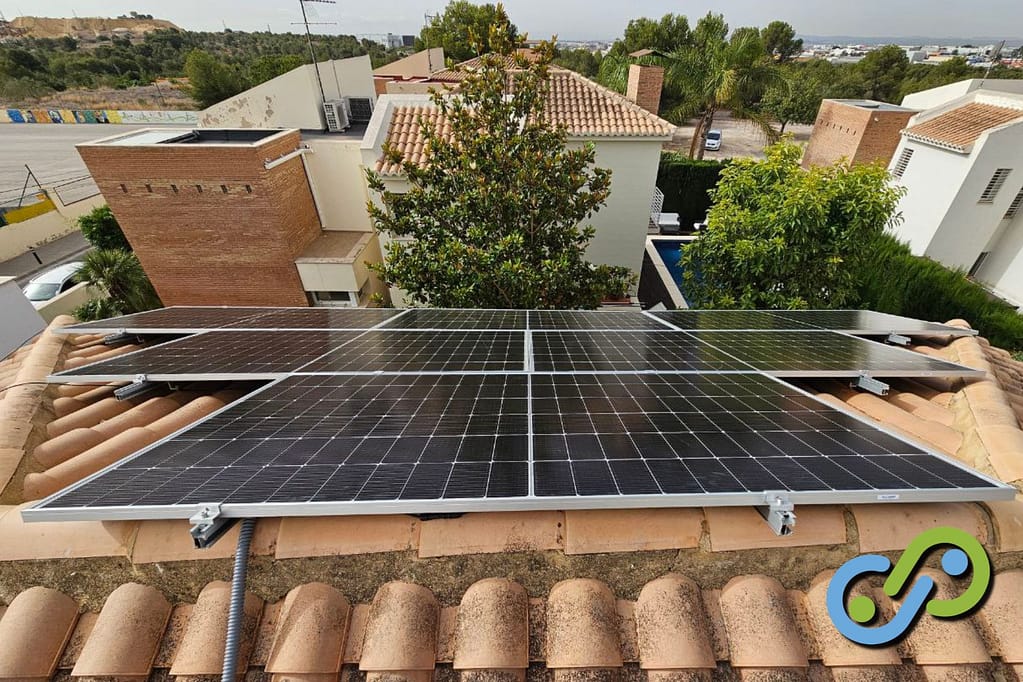 Imagen de unas placas solares instaladas en La Canyada Paterna