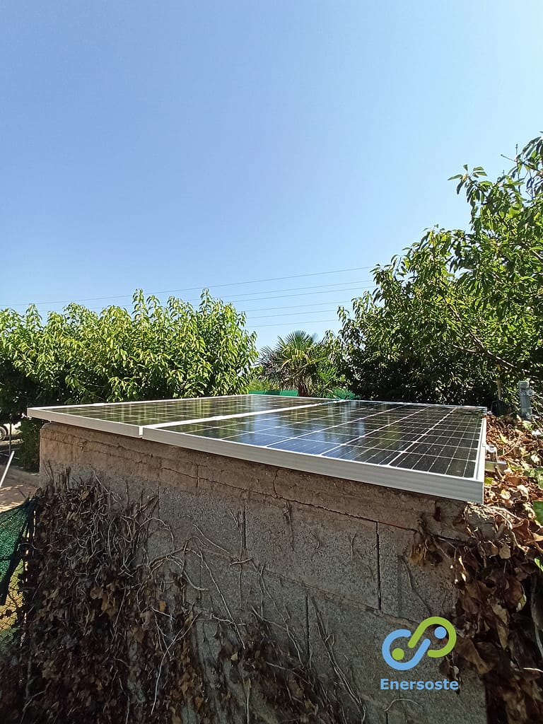 Placas solares en casa de campo para depuradora